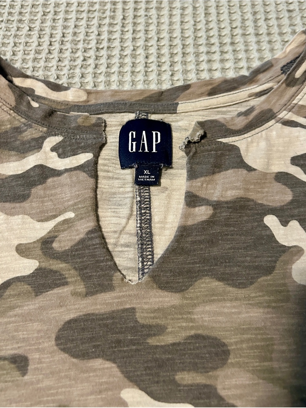 GAP Camo Split Neck T-Shirt - Picture 2 of 3